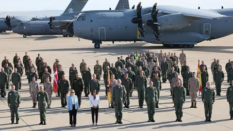 La ministra de Defensa, Margarita Robles, junto al Rey durante su visita a las instalaciones de la Base Aérea de Zaragoza