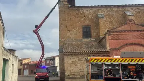 Bomberos retiran nidos de la iglesia de Coreses
