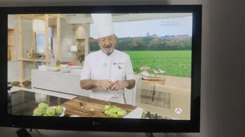 Carlos Arguiñano cocina con Toro de fondo