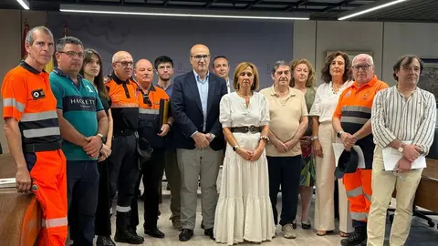 El delegado territorial de la Junta de Castilla y León con representantes de Cruz Roja, agrupaciones de Protección Civil de Benavente, Zamora, Alcañices y Villaralbo, así como con el sector del transporte en autobús
