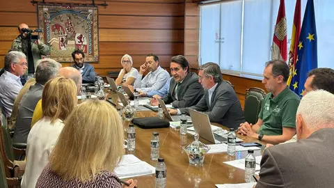 Juan Carlos Suarez Quiñones se reune con la Mesa de la Madera