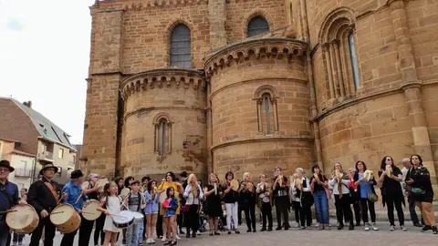 Escuela folklore por las calles de Benavente