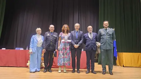 María Tostado, en el centro de la imagen, junto al subdelegado y representantes de otros organismos