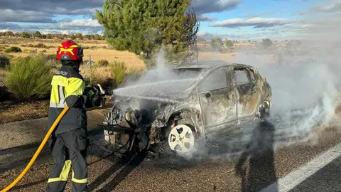 un coche se incendia en Rionegro del Puente