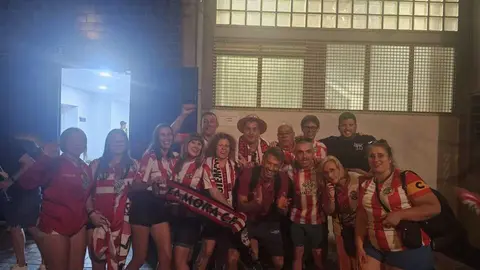 Aficionados del Zamora con el jugador Aitor Sanz