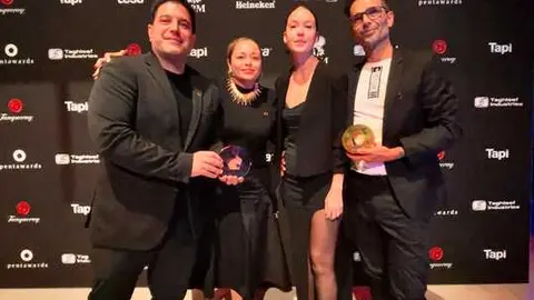 Javi Garduño, María su pareja y Iosu Álvarez junto a Ingrid los clientes de Connect 4 (el vino)