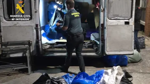 Interceptado en Corrales del Vino un furgón cargado de imitaciones de ropa y calzado de marca (2)