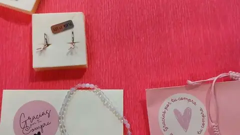 Pulseras y pendinetes camapaña contra el cancer de mama Asociación Unidos Contra el Cáncer Toro y Provincia