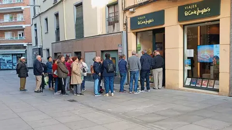 Cola en una agencias de viajes de Zamora