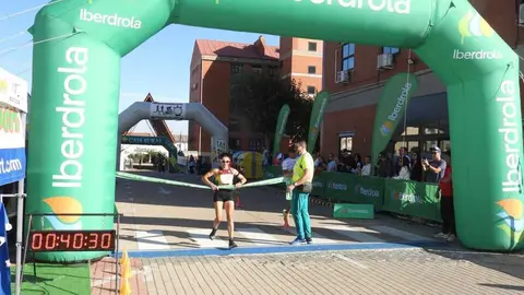Veronica Sanchez EN EL MOMENTO de entrar en meta carrera de la Guardia Civil
