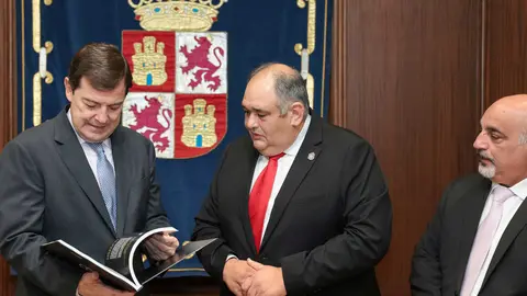 Reunión con el presidente Mañueco y el abad Cofradía de Jesús Nazareno de Zamor