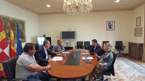 Ángel Blanco y José Miguel Bermejo, alcalde de Corrales del Vino