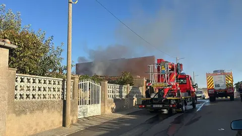 Incendio en una vivienda en Corrales del Vino_1