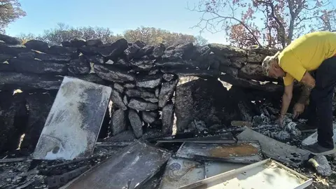 Israel muestra los restos de la motosierra calcinada