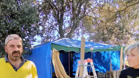 La pareja de Málaga junto al chamizo que han construido para comer y guardar enseres