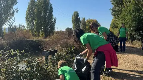 2025-10-18.- Voluntariado Iberdrola, recogida de residuos en el Canal del Duero