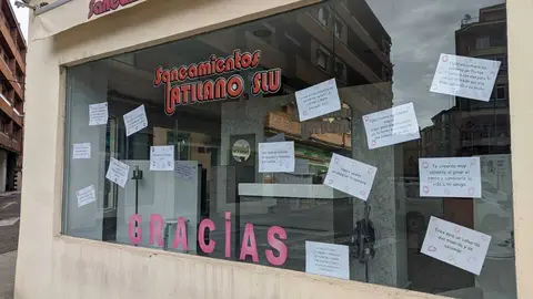 Escaparate adornado con mensajes para los enfermos de cáncer