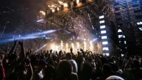 Escenario y publico de un festival de música