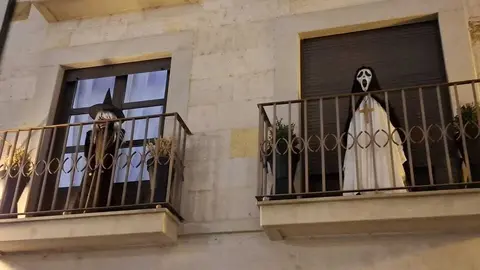 decoración Halloween en un edificio de Zamora