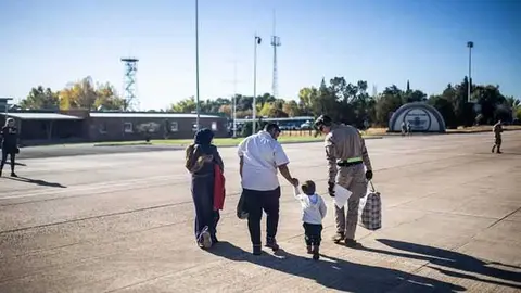 Uno de los pequeños pacientes, junto a sus familiares y una militar, durante el traslado