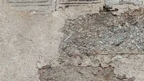 Estlas romanas en la fachada de una vivienda en Moral de Sayago