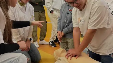 Taller de Primeros Auxilios en el Colegio Medalla Milagrosa(2)- imagen de redes sociales
