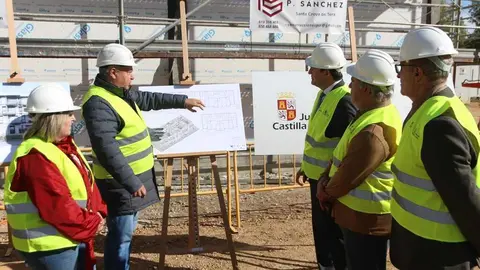 Quiñones atiende las explicaciones sobre las obras de viviendas en Zamora