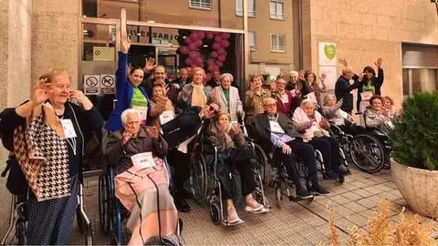 Marcha contra el cáncer residencia DomusVi Puerta Nueva