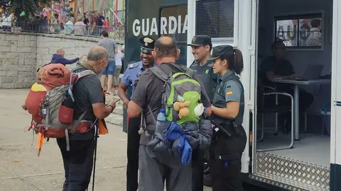 Guardia Civil  con peregrinos