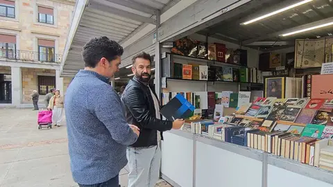 David Gago y Abel Beitio, en uno de los puestos de la Feria de Libro antiguo