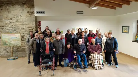 La residencia de Villardeciervos visita la exposición de Omar Nogales - imagen redes