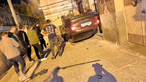 un vehículo vuelca en la Avenida de Vigo