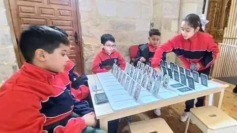 Alumnado en la Iglesia de San Isidoro disfrutando de una de las actividades