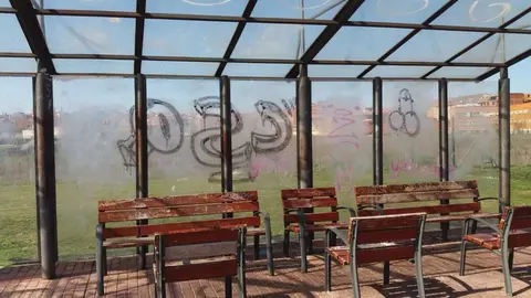 Imagen de archivo de una marquesina vandalizada en Benavente