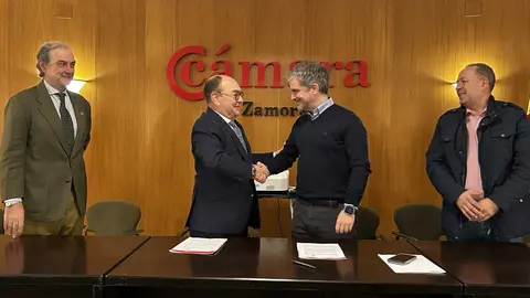 Enrique Oliveira Román, presidente de la Cámara y don Israel López Campos, presidente de la Junta Pro Semana Santa