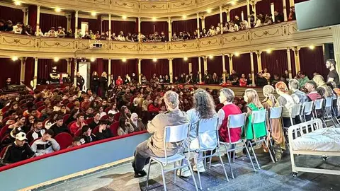AECC y alumnos  de Zamora en la obra Un Monstruo viene a verme