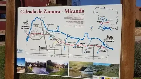 Señalización de la Calzada Mirandesa en Zamora. Imagen de archivo