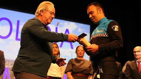 El alcalde entrega placa a un agente en el Día de la Policía Municipal