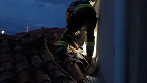 Un bombero interviene en la vivienda donde se produjo el incendio