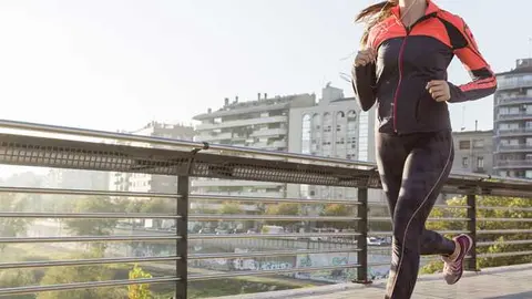 Mujer corriendo por una ciudad