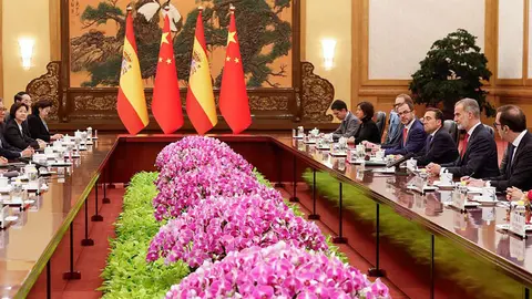 PEKÍN, 12/11/2025.- El rey Felipe VI y el presidente chino, Xi Jinping, acompañados de sus respectivas delegaciones, durante el encuentro bilateral que mantuvieron en Pekín. Ambos destacaron este miércoles la sólida amistad entre España y China y la relación de confianza que se profesan ambos países en la segunda jornada del viaje de Estado de los reyes a China. EFE/ Chema Moya