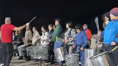 Grupo de Batucada ensaya en las antiguas escuelas de San Frontis