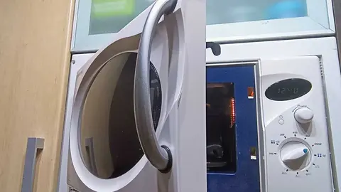 Microondas en la cocina de una vivienda