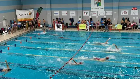 Competición piscina Los Almendros. Imagen de archivo