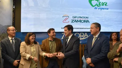 Mañueco visita el stand de Zamora en Intur _9