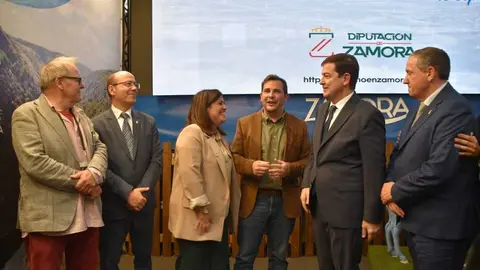 Mañueco visita el stand de Zamora en Intur _11