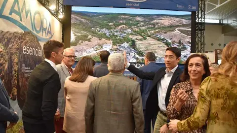 Mañueco visita el stand de Zamora en Intur _10