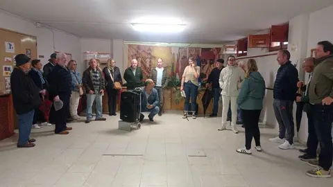 Los manifestantes en los bajos del Ayuntamiento