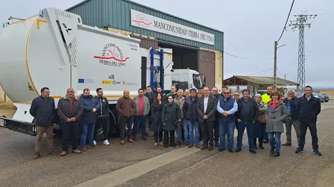 Ángel Blanco posa con alcaldes de la mancomunidad de Tierra del Vino en la presentación de un nuevo camión eléctrico