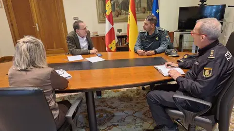 El subdelegado durante la reunión con responsables de las FCSE